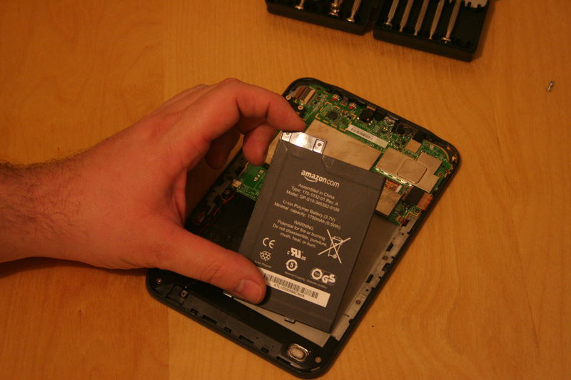 Baterii bez potíží vyndejte.