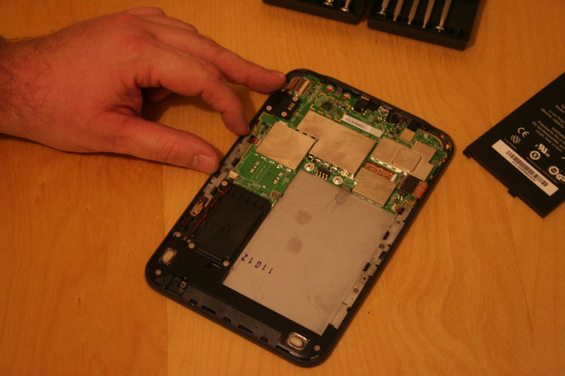 Nyní povolte všechny kablíky z desky. Tři ploché a jeden drátový.