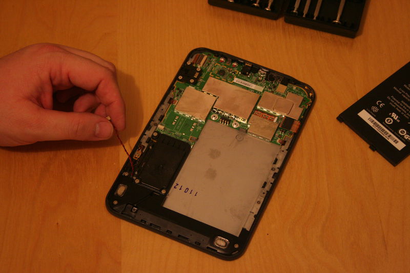 Odpojený kabel od reproduktorů.