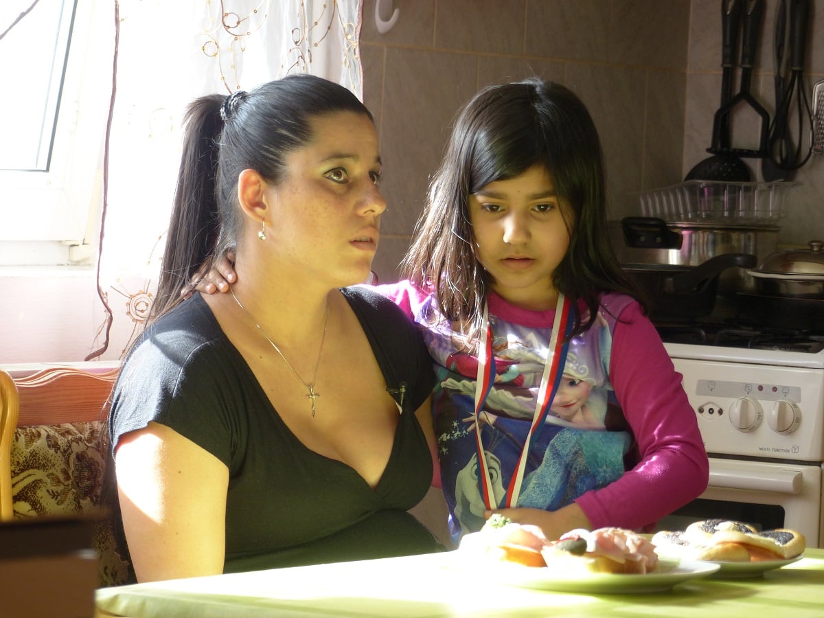 Rovnýma nohama - časosběrný dokument o cestě z dětského domova do dospělosti.