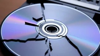 DVD médium rozlámané na střepy