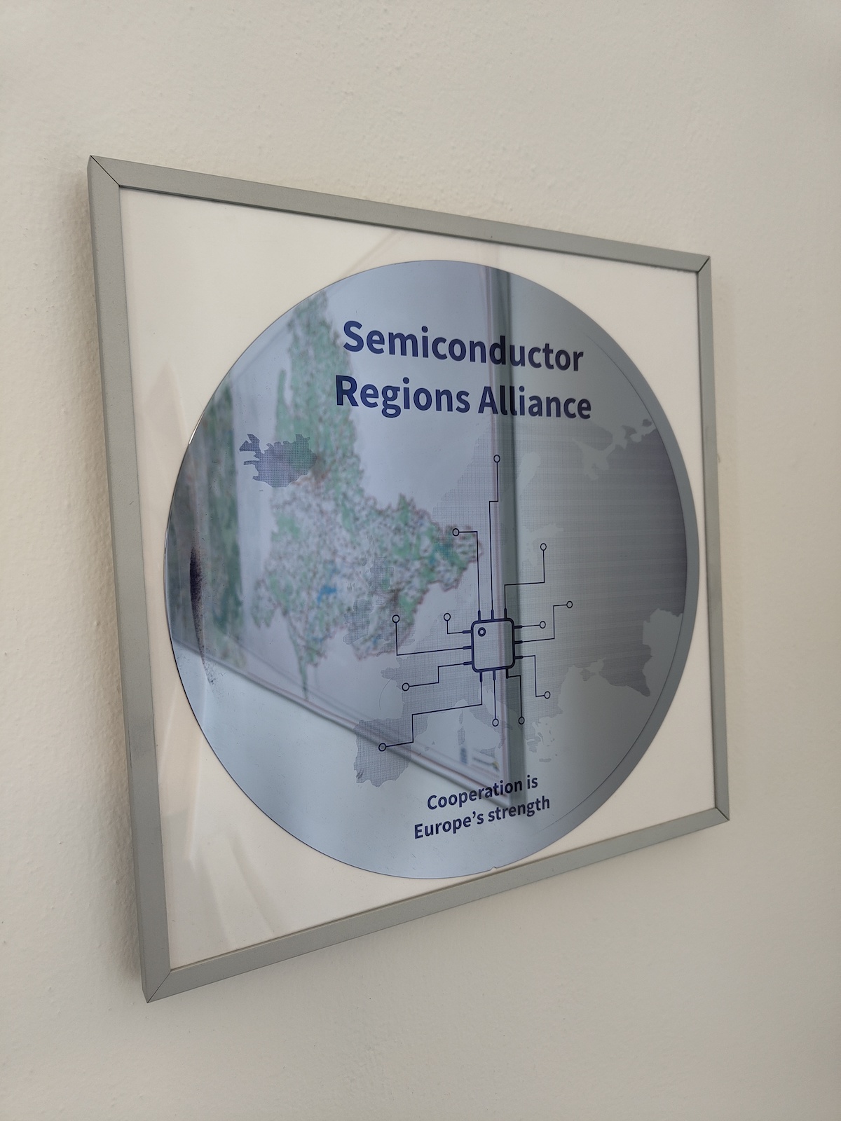 Křemíkový wafer jako upomínka založení aliance polovodičových regionů v Evropě