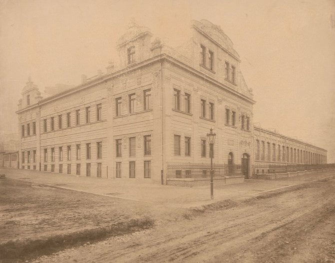 Administrativní budova a tovární hala podniku Waldes, později Koh-i-noor, ve Vršovicích na snímku pravděpodobně z doby krátce po dokončení v roce 1907.