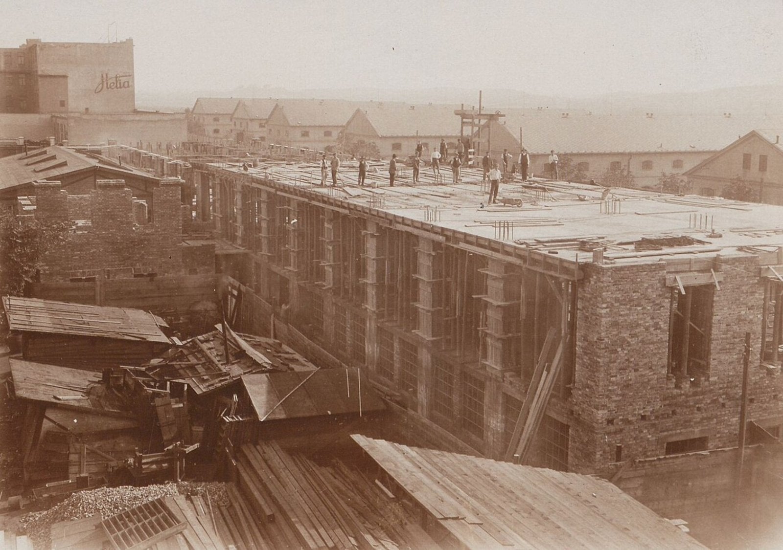 Výstavba šestipatrové budovy vpravo od vjezdu do areálu, zachycená pravděpodobně v letech 1918-1920.