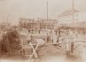 Výstavba šestipatrové budovy vpravo od vjezdu do areálu, zachycená pravděpodobně v letech 1918-1920.