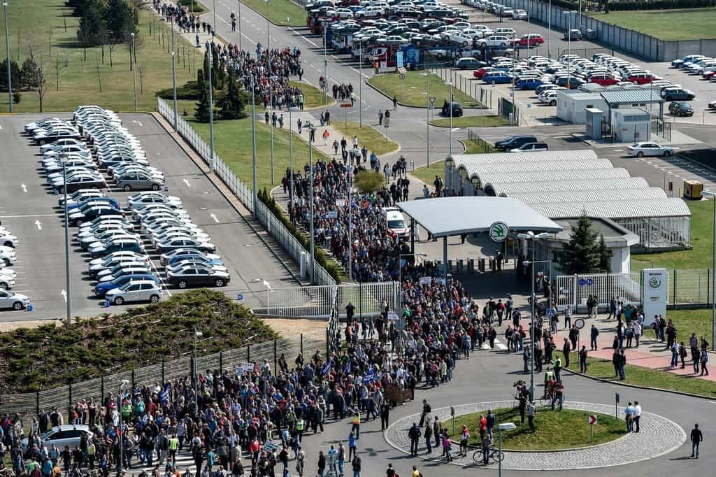 2017-10-odborc3a1c599i-c5a1koda-auto-protestovali-za-vyc5a1c5a1c