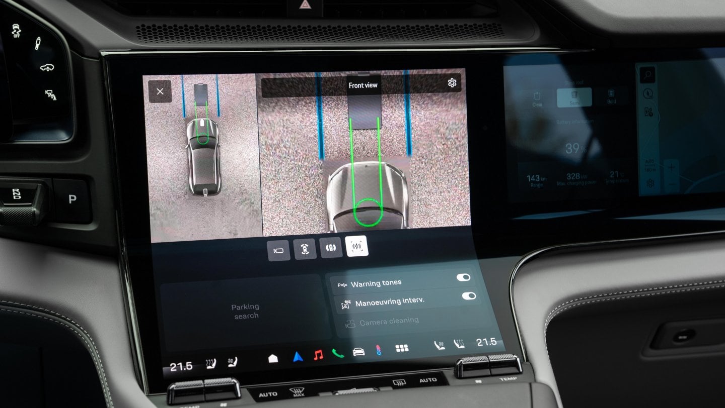 Infotainment pomůže se správným napozicováním vozidla nad nabíječku.
