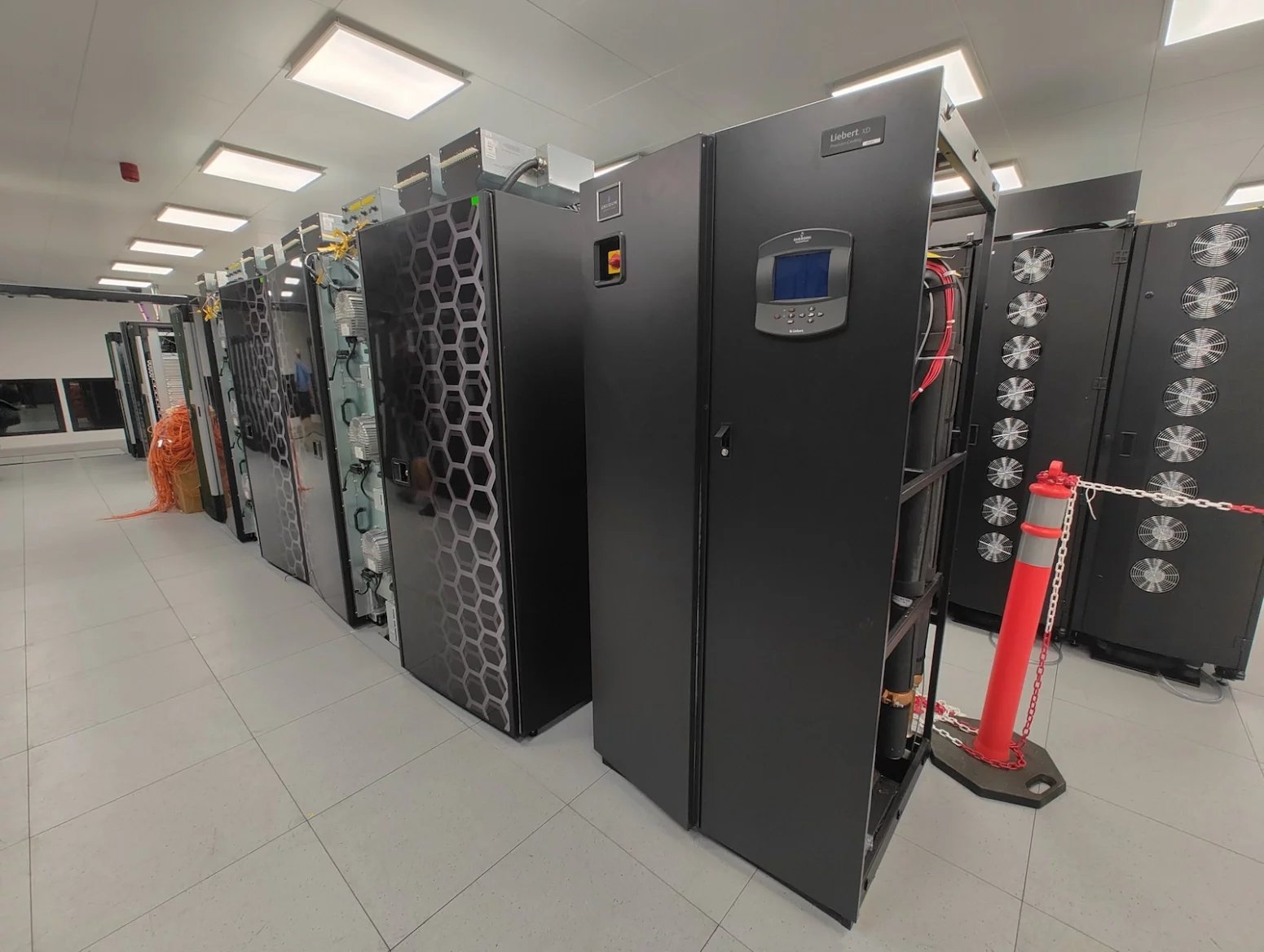 Vysloužilý ostravský superpočítač Salomon na IT4Innovations