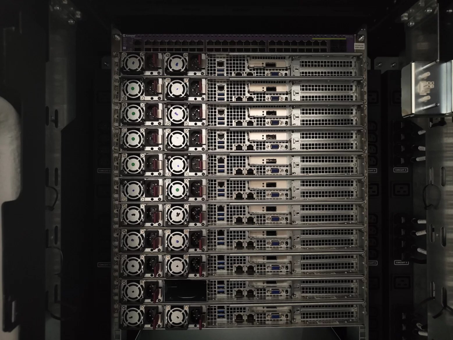 Vysloužilý ostravský superpočítač Salomon na IT4Innovations