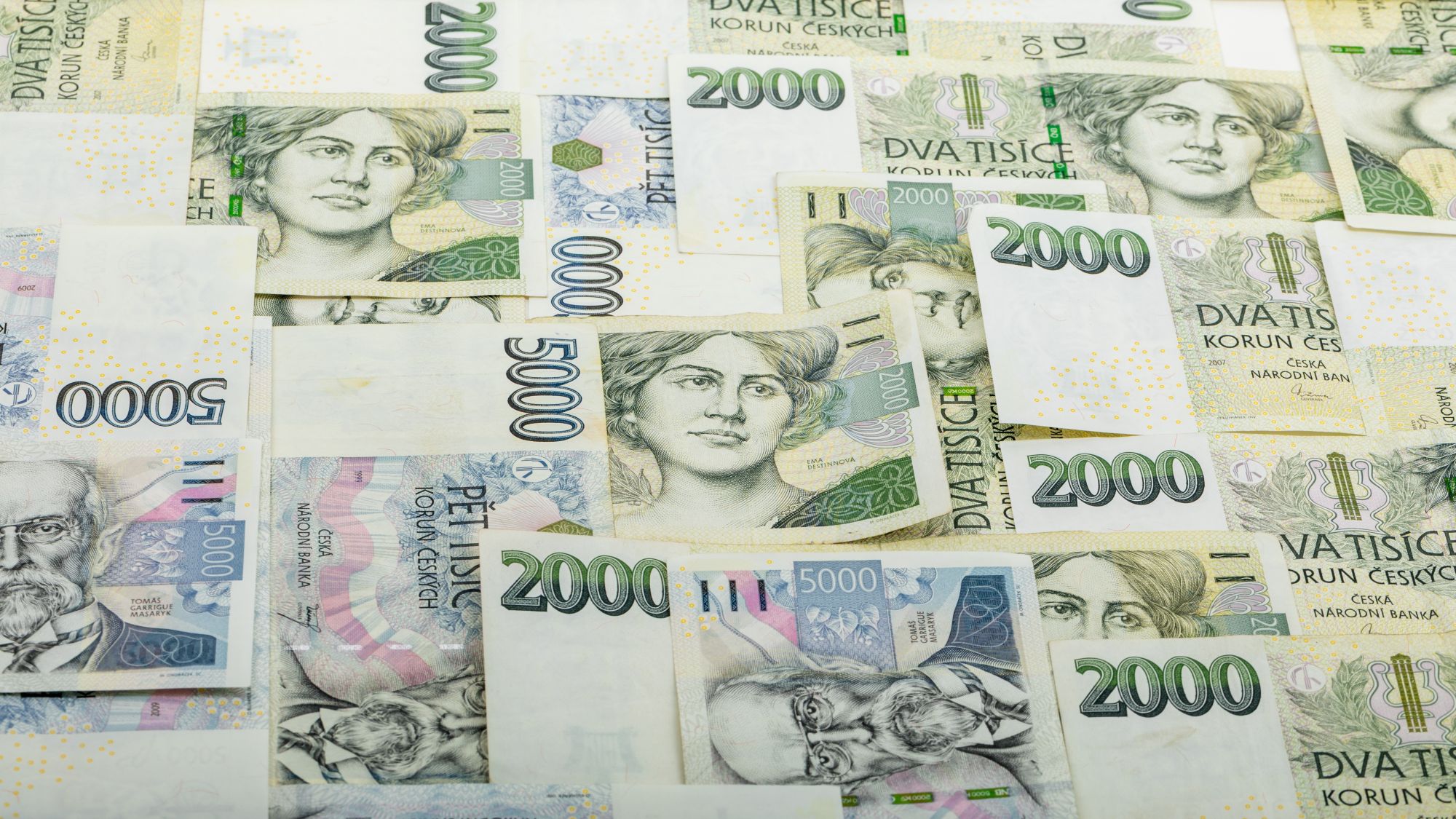 Dvoutisícové a pětitisícové bankovky