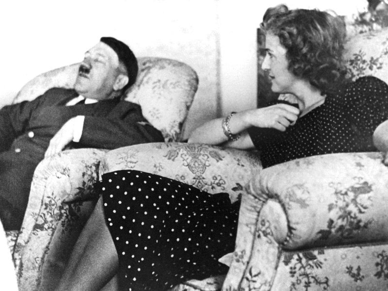 Dva světy. Ve třetí říši se jasně vymezoval mužský a ženský svět. Zatímco Hitler byl ikonou mužského, Eva Braunová symbolizovala svět ženský