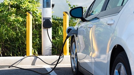 Náhledový obrázek - Nabíjecích stanic v Česku rychle přibývá, samotné elektromobily ale chybí. Po Slovácích jich ročně registrujeme nejméně v Evropě