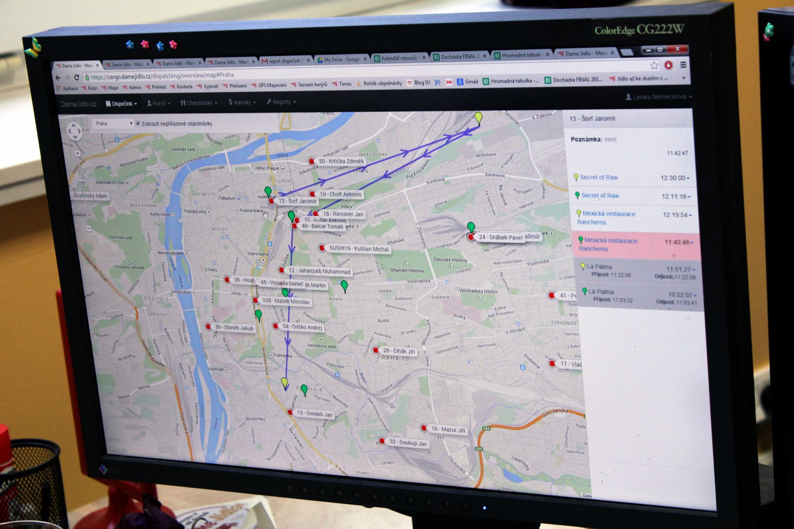 Kurýři a jejich trasy se zobrazují na mapě.