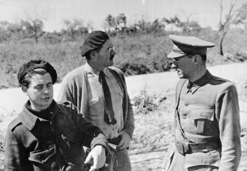 Hemingway (uprostřed) s nizozemským filmařem Jorisem Ivensem a německým spisovatelem Ludwigem Rennem sloužícím jako důstojník interbrigád během španělské občanské války ve Španělsku v roce 1937