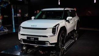 Náhledový obrázek - Nikdy dříve Kia českým zákazníkům nenabídla takhle velké, prostorné a drahé auto. EV9 za dva miliony dorazila na trh