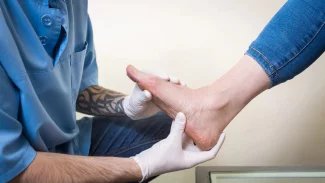 Náhledový obrázek - Ploché nohy se v dětství vyskytují běžně. V dospělosti je nejčastěji způsobuje úraz či opotřebení šlach