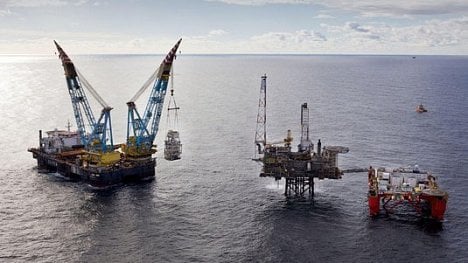 Náhledový obrázek - Ropné firmě BP spadl zisk o polovinu. Shell naopak hlásí růst