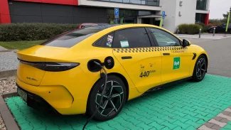 Ilustrační fotografie. Čínský vůz BYD Seal s maďarskou registrační značkou jako vozidlo taxi působící v Budapešti. Masarykův okruh, Ostrovačice. (22. 10. 2024, Asus Zenfone 7 Pro)