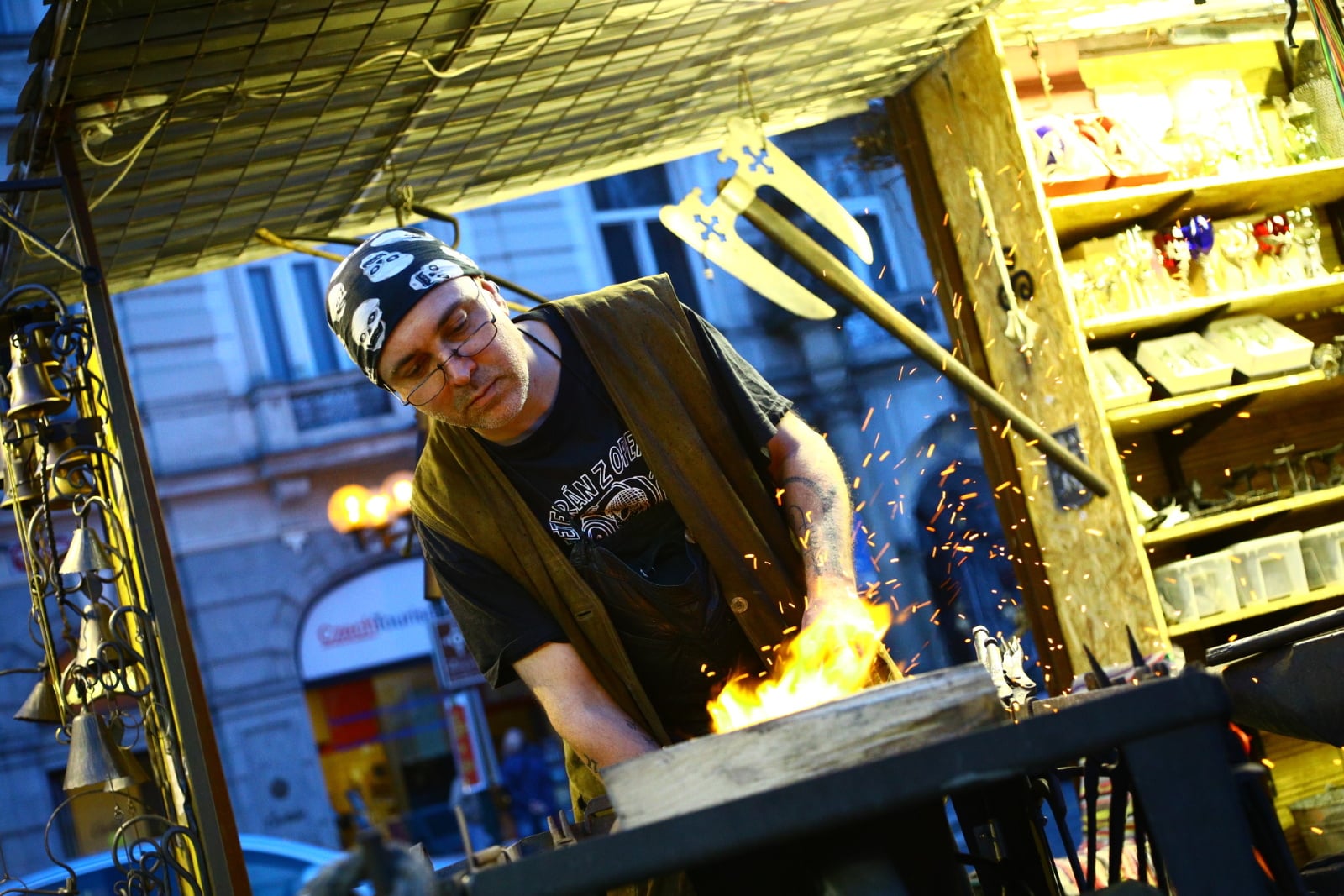 Velikonoční výzdoba stánků i obchodů