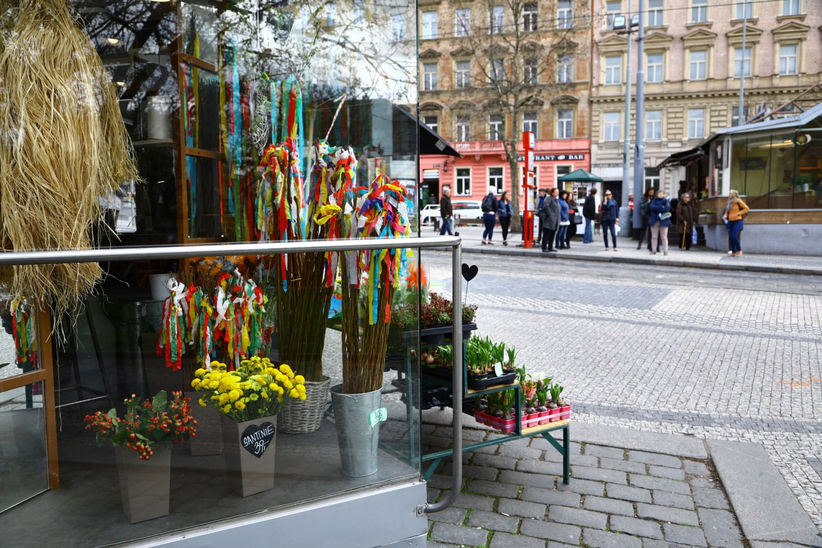 Velikonoční výzdoba stánků i obchodů