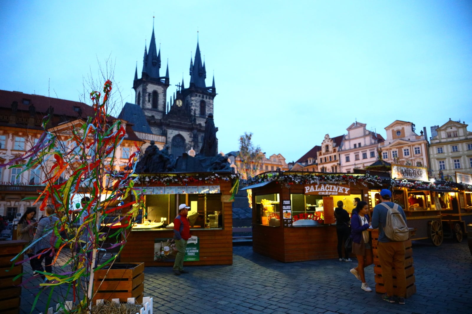 Velikonoční výzdoba stánků i obchodů