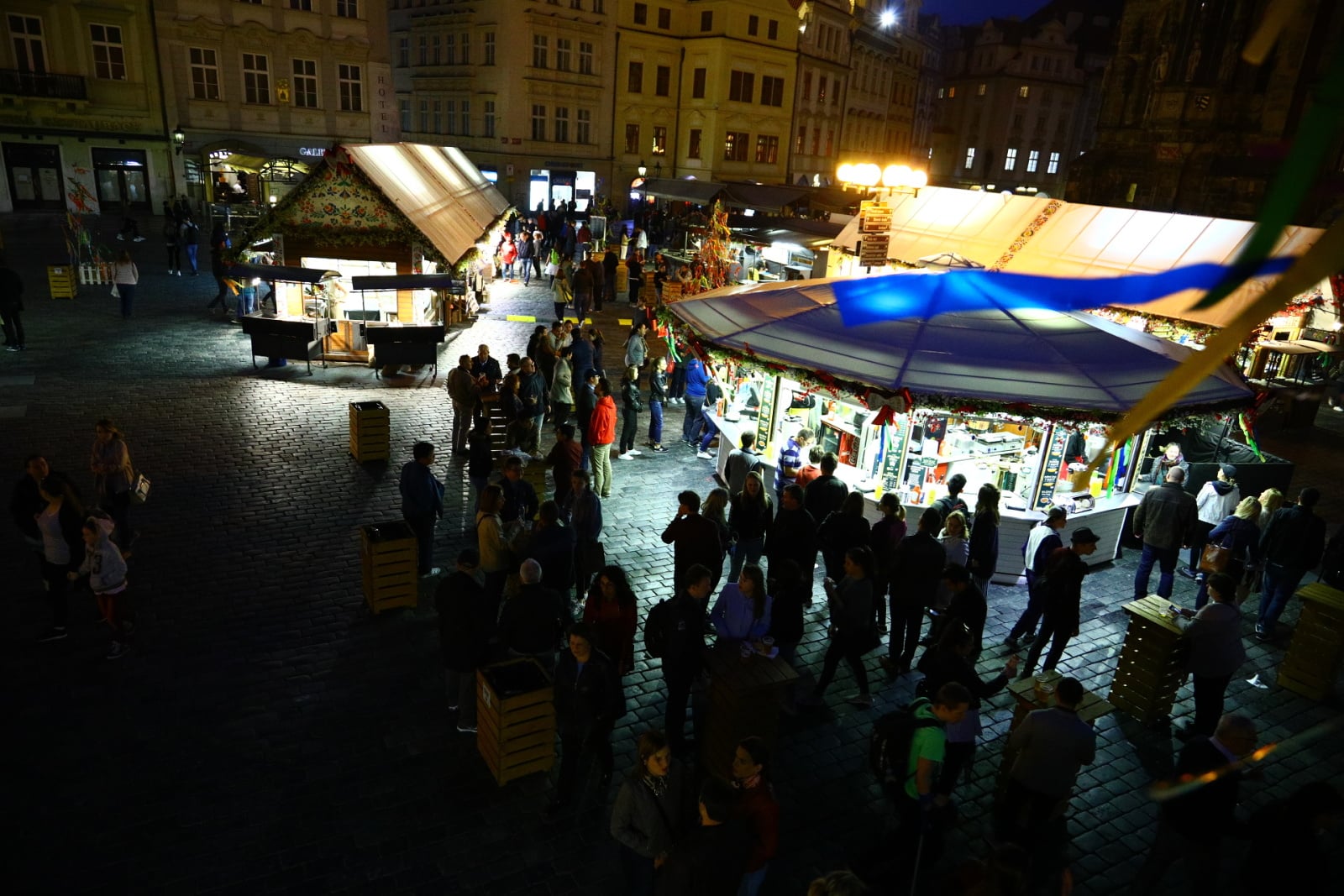 Velikonoční výzdoba stánků i obchodů