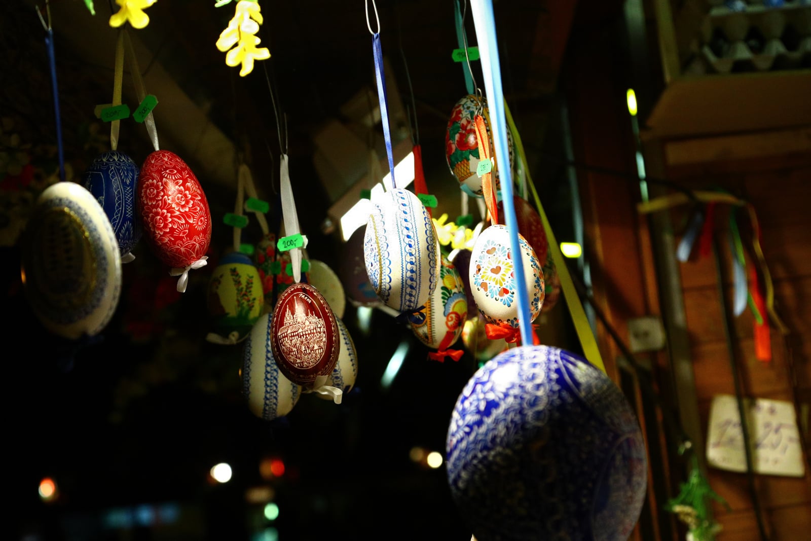 Velikonoční výzdoba stánků i obchodů