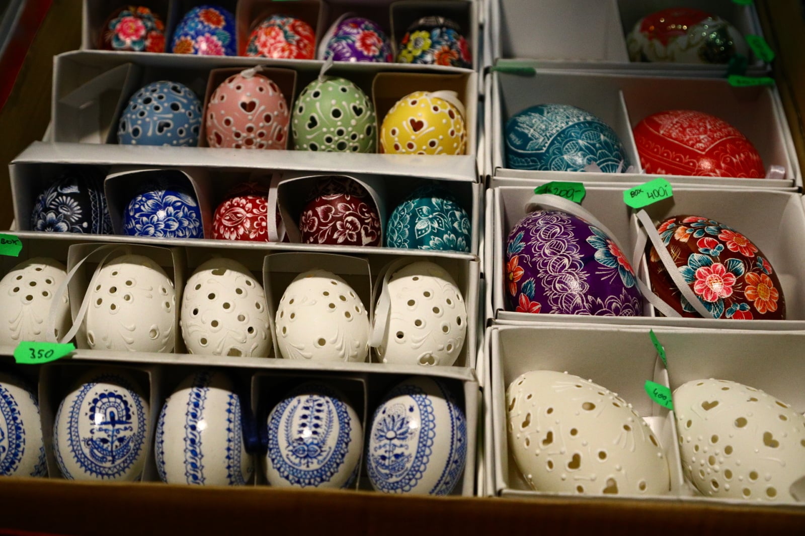 Velikonoční výzdoba stánků i obchodů