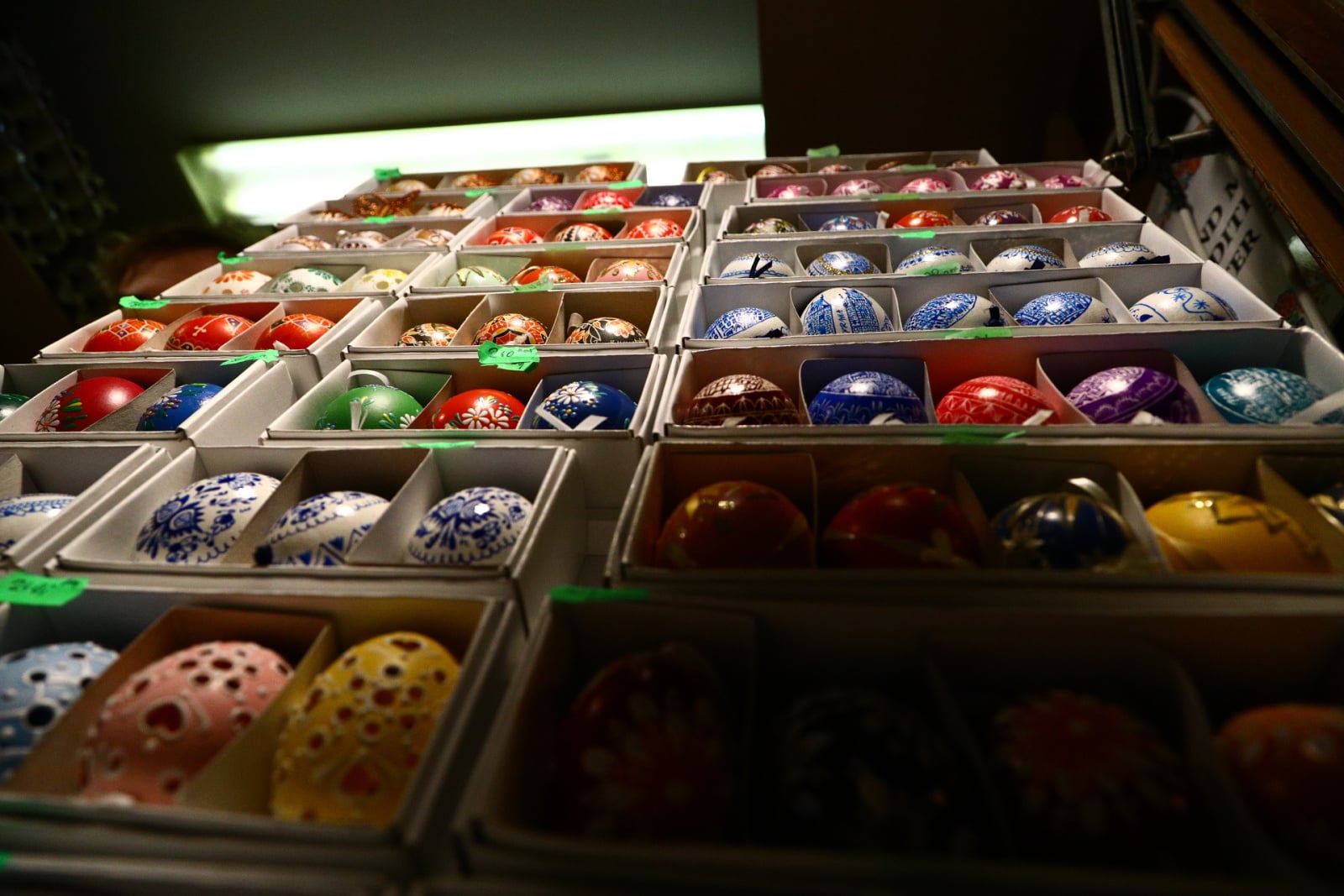 Velikonoční výzdoba stánků i obchodů