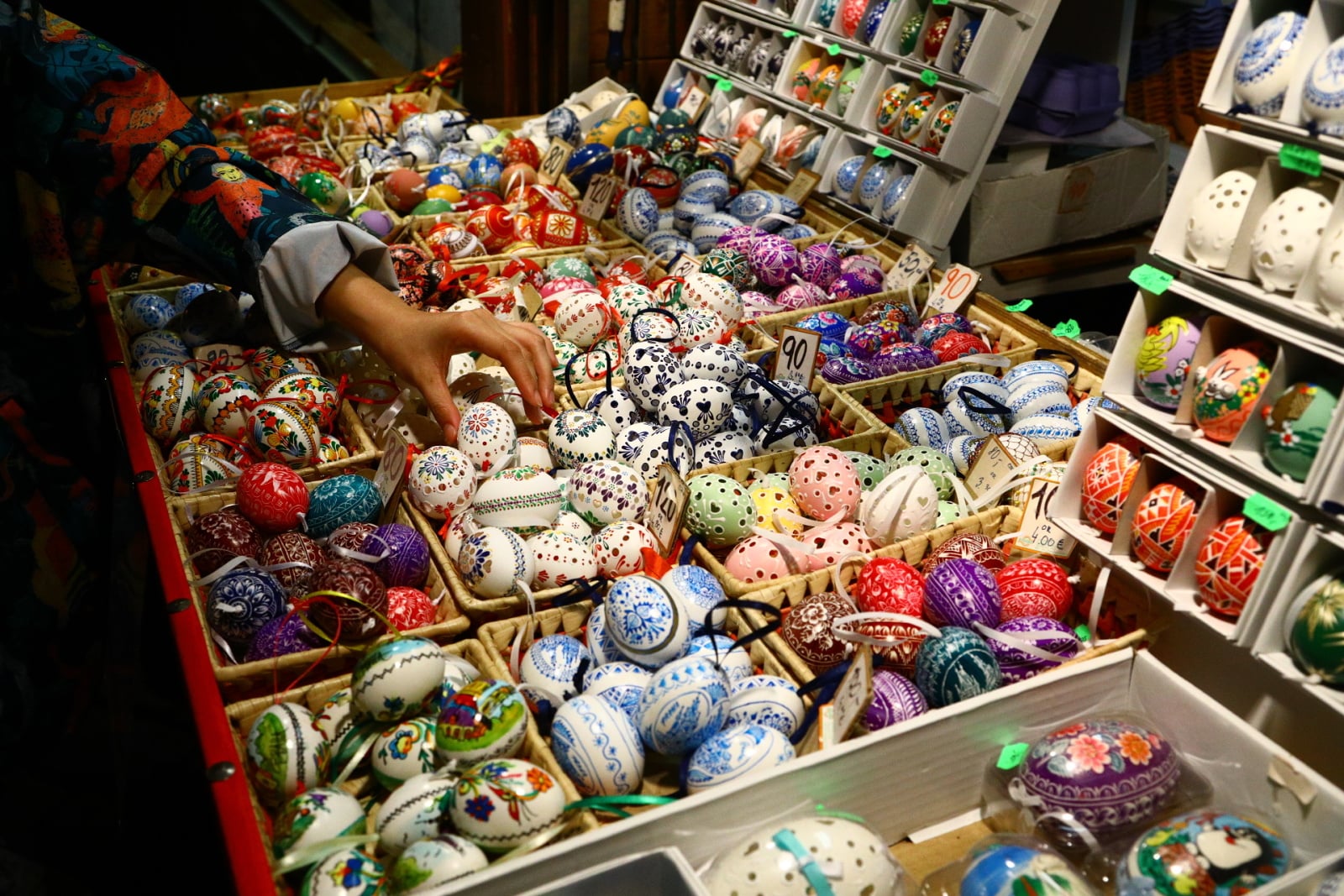 Velikonoční výzdoba stánků i obchodů