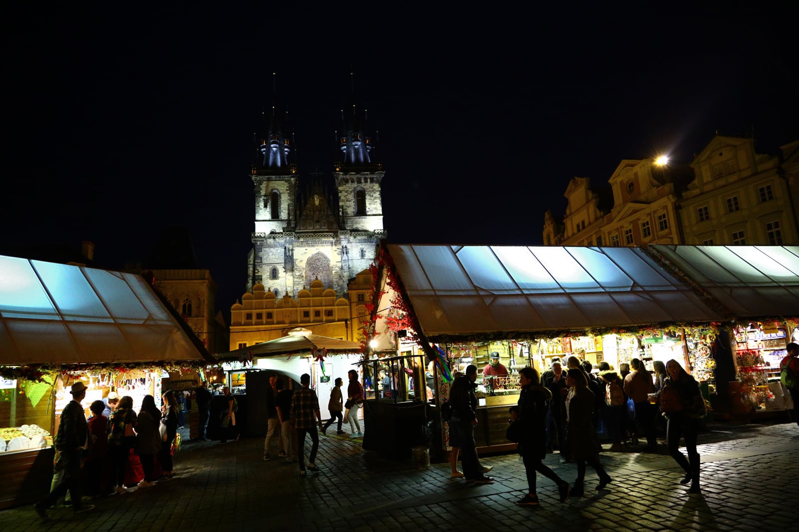Velikonoční výzdoba stánků i obchodů