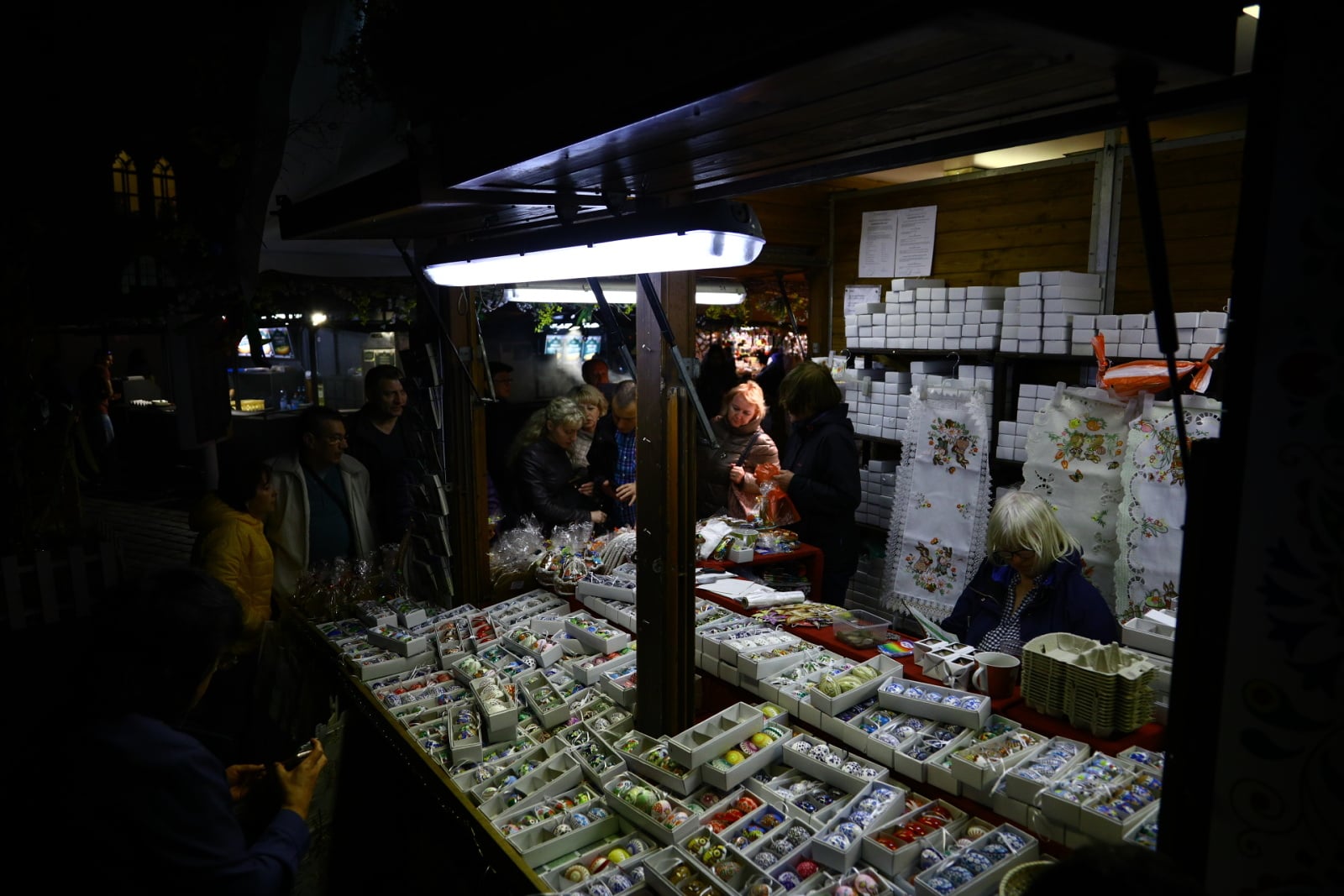 Velikonoční výzdoba stánků i obchodů