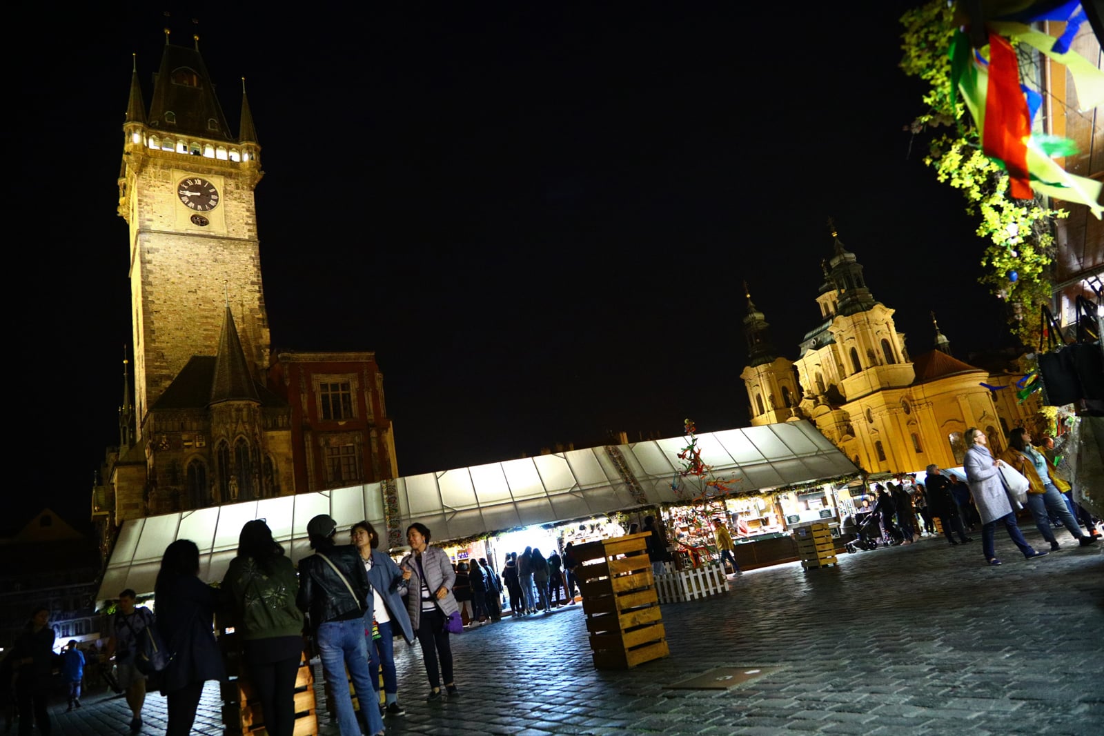Velikonoční výzdoba stánků i obchodů