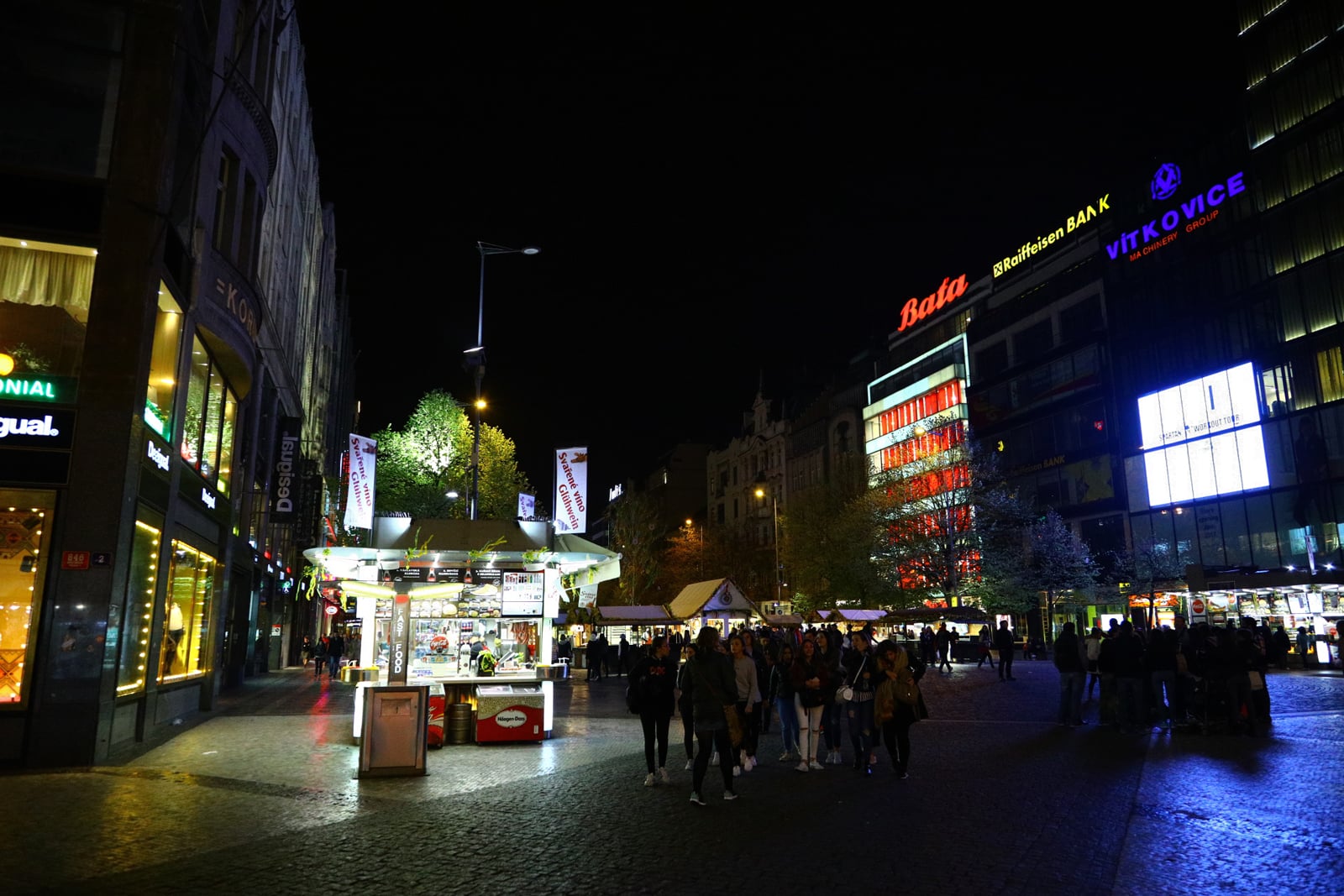 Velikonoční výzdoba stánků i obchodů