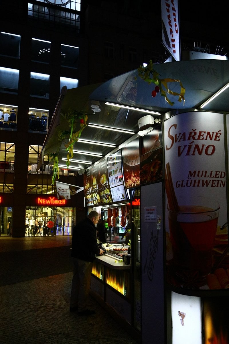 Velikonoční výzdoba stánků i obchodů