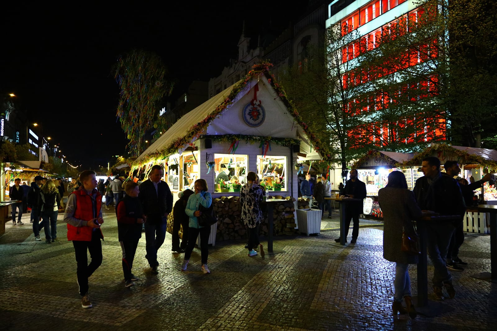 Velikonoční výzdoba stánků i obchodů