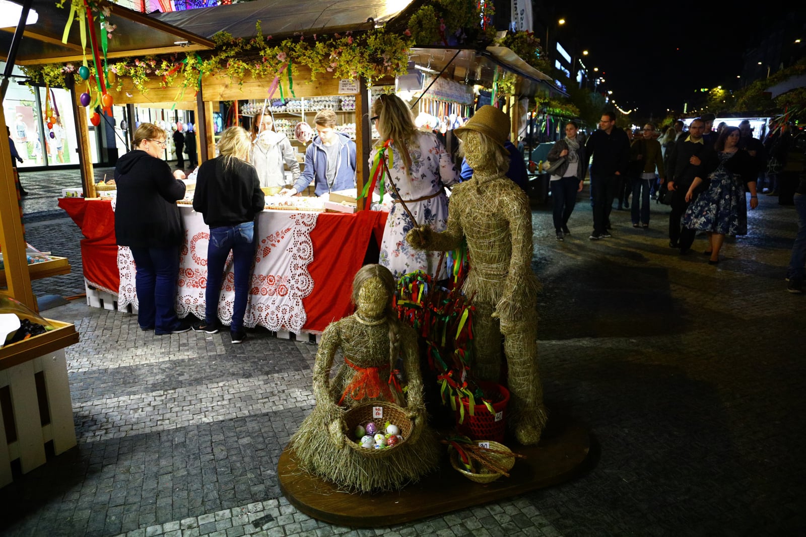 Velikonoční výzdoba stánků i obchodů