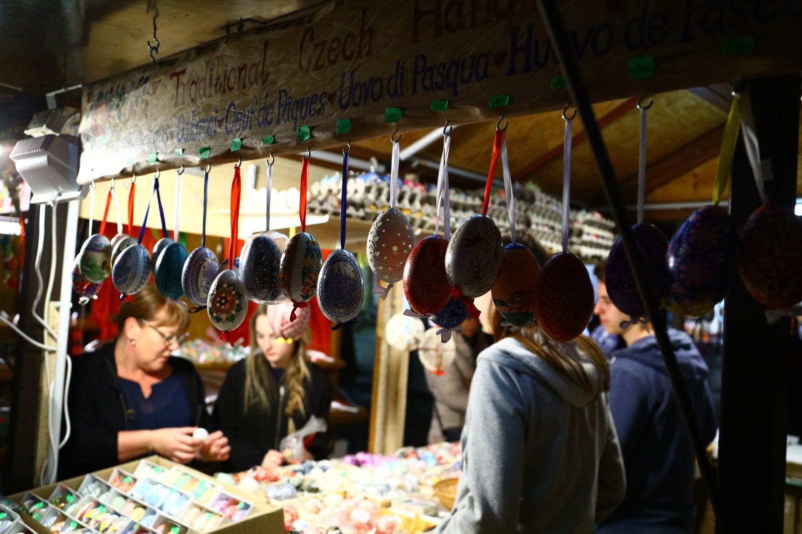 Velikonoční výzdoba stánků i obchodů