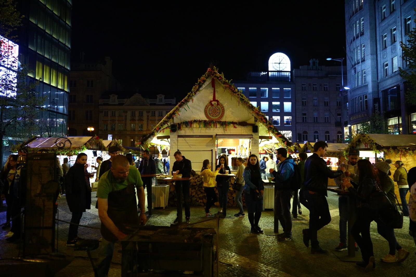 Velikonoční výzdoba stánků i obchodů