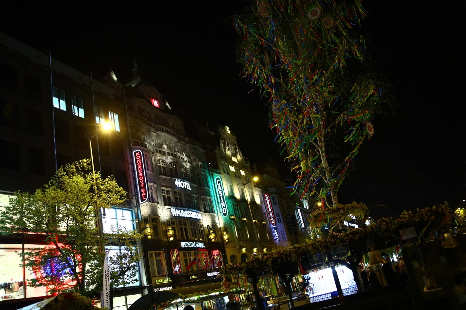 Velikonoční výzdoba stánků i obchodů