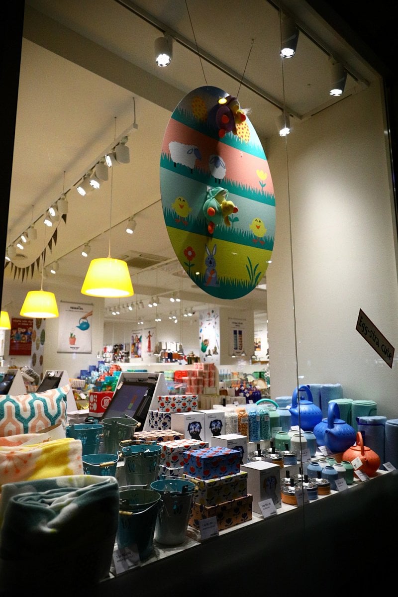 Velikonoční výzdoba stánků i obchodů