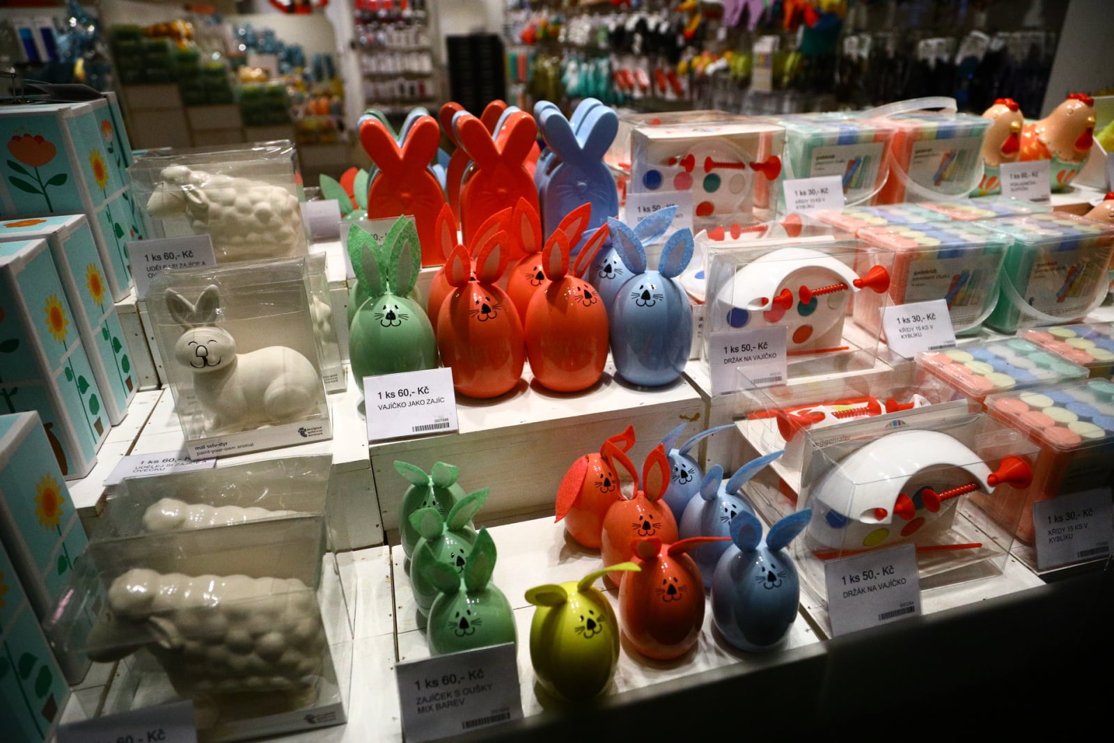 Velikonoční výzdoba stánků i obchodů