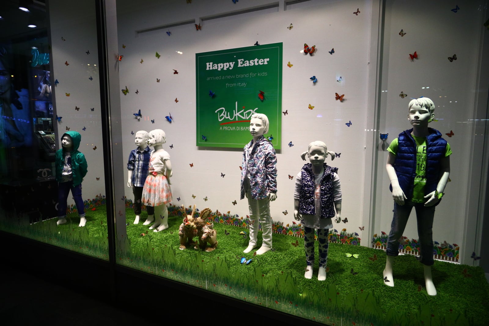 Velikonoční výzdoba stánků i obchodů