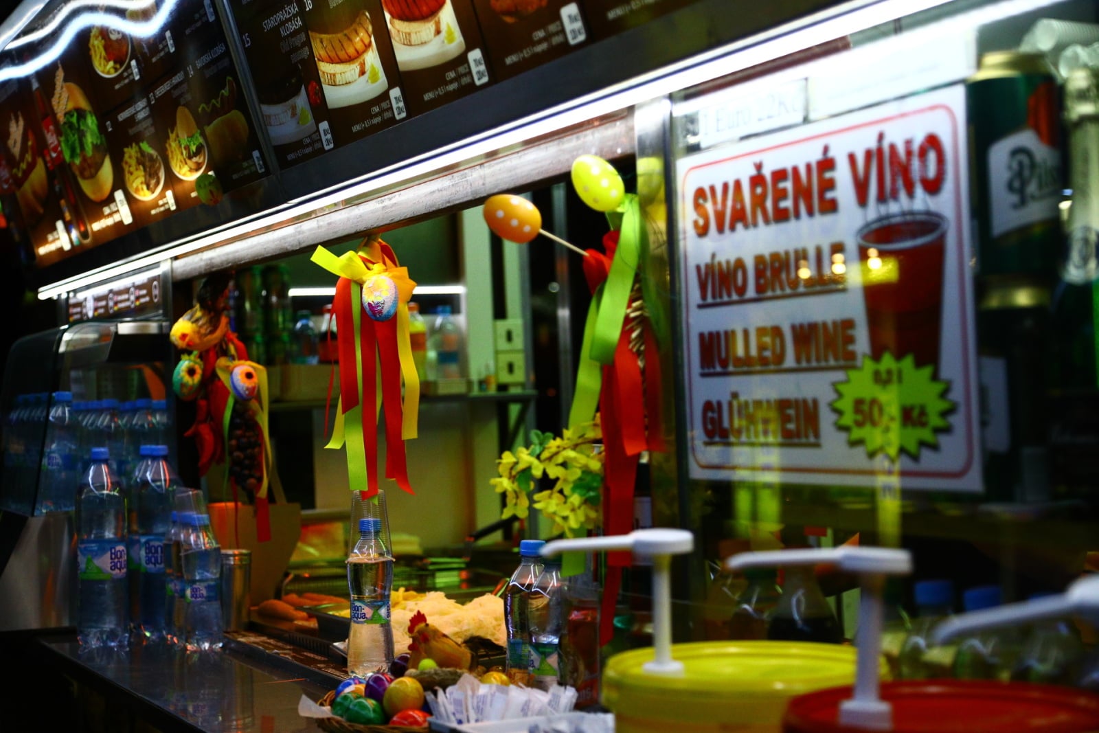 Velikonoční výzdoba stánků i obchodů