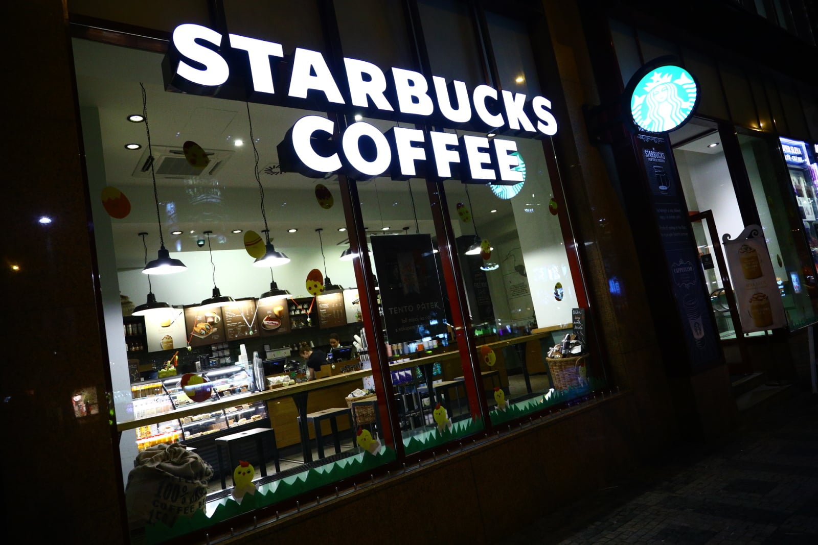 Velikonoční výzdoba stánků i obchodů