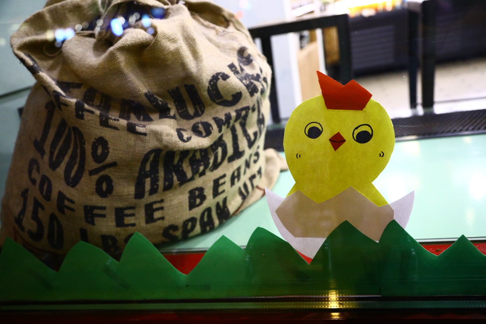 Velikonoční výzdoba stánků i obchodů