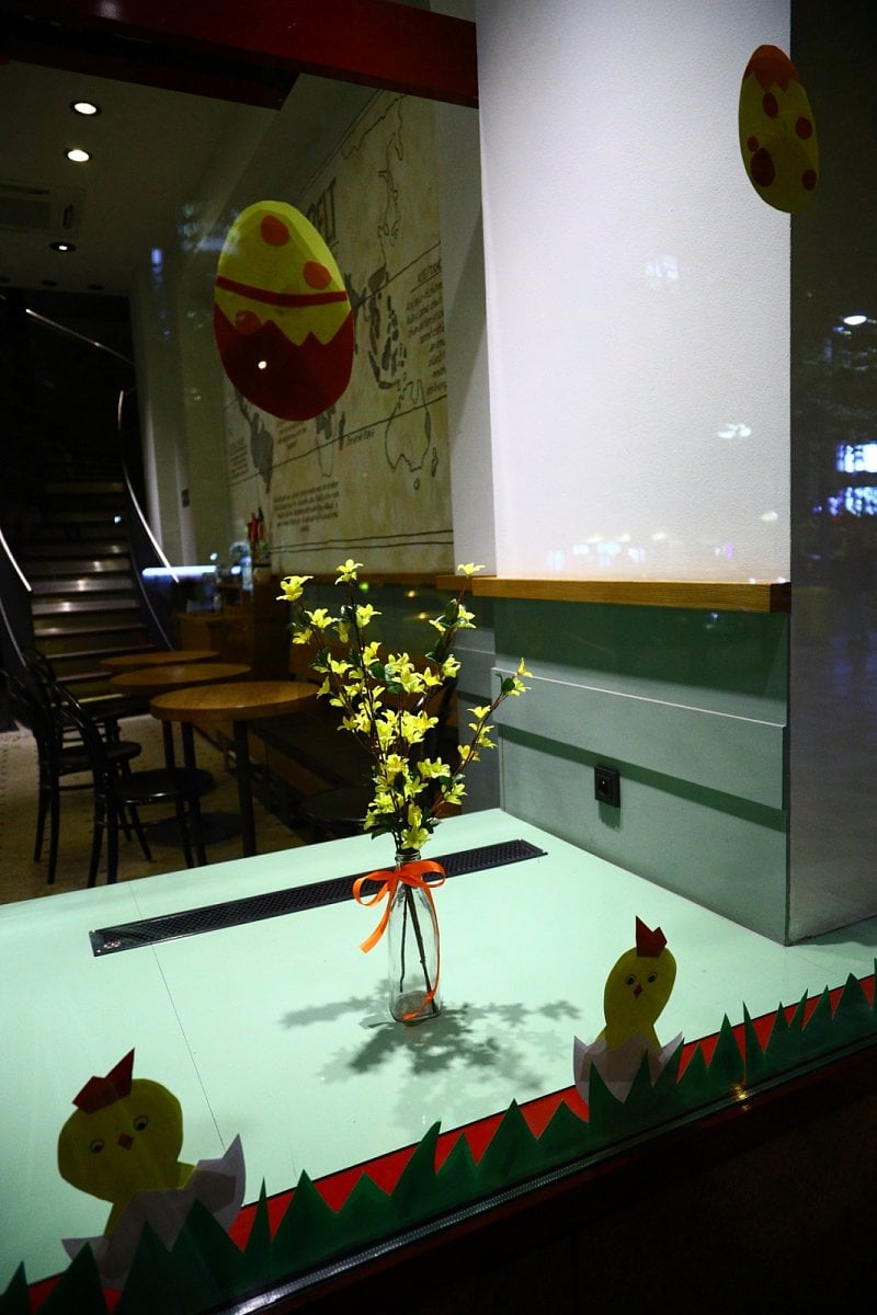 Velikonoční výzdoba stánků i obchodů