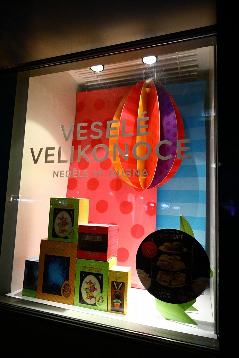 Velikonoční výzdoba stánků i obchodů