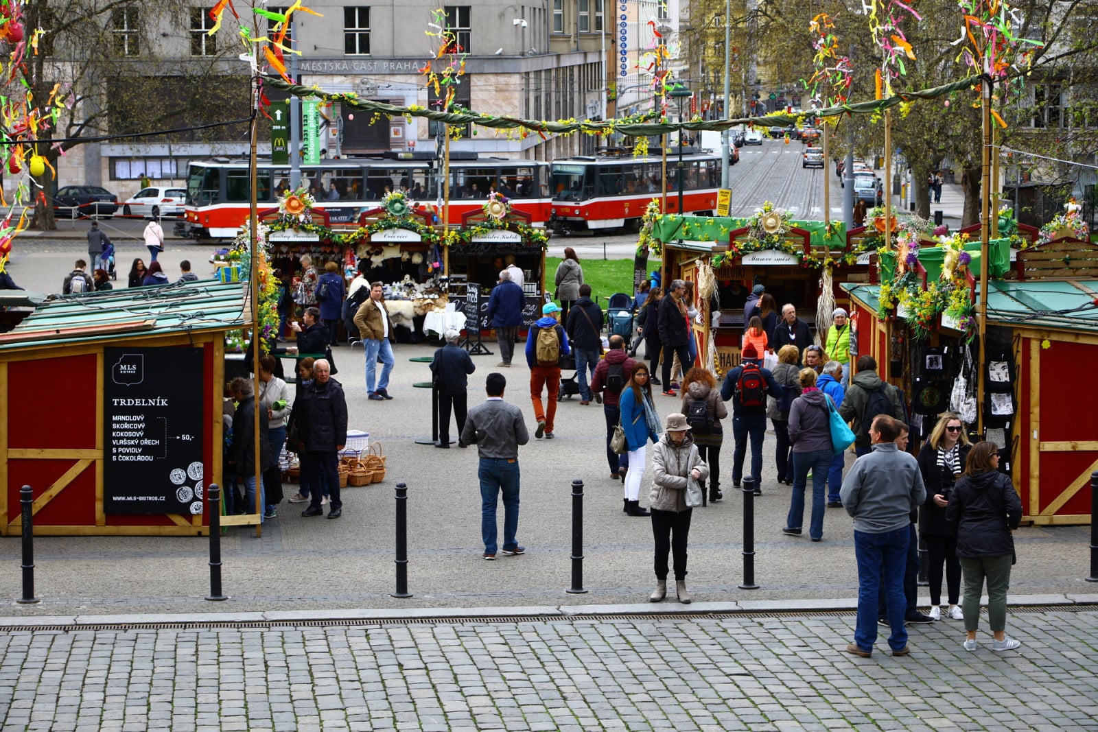 Velikonoční výzdoba stánků i obchodů