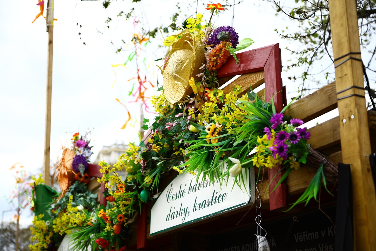 Velikonoční výzdoba stánků i obchodů